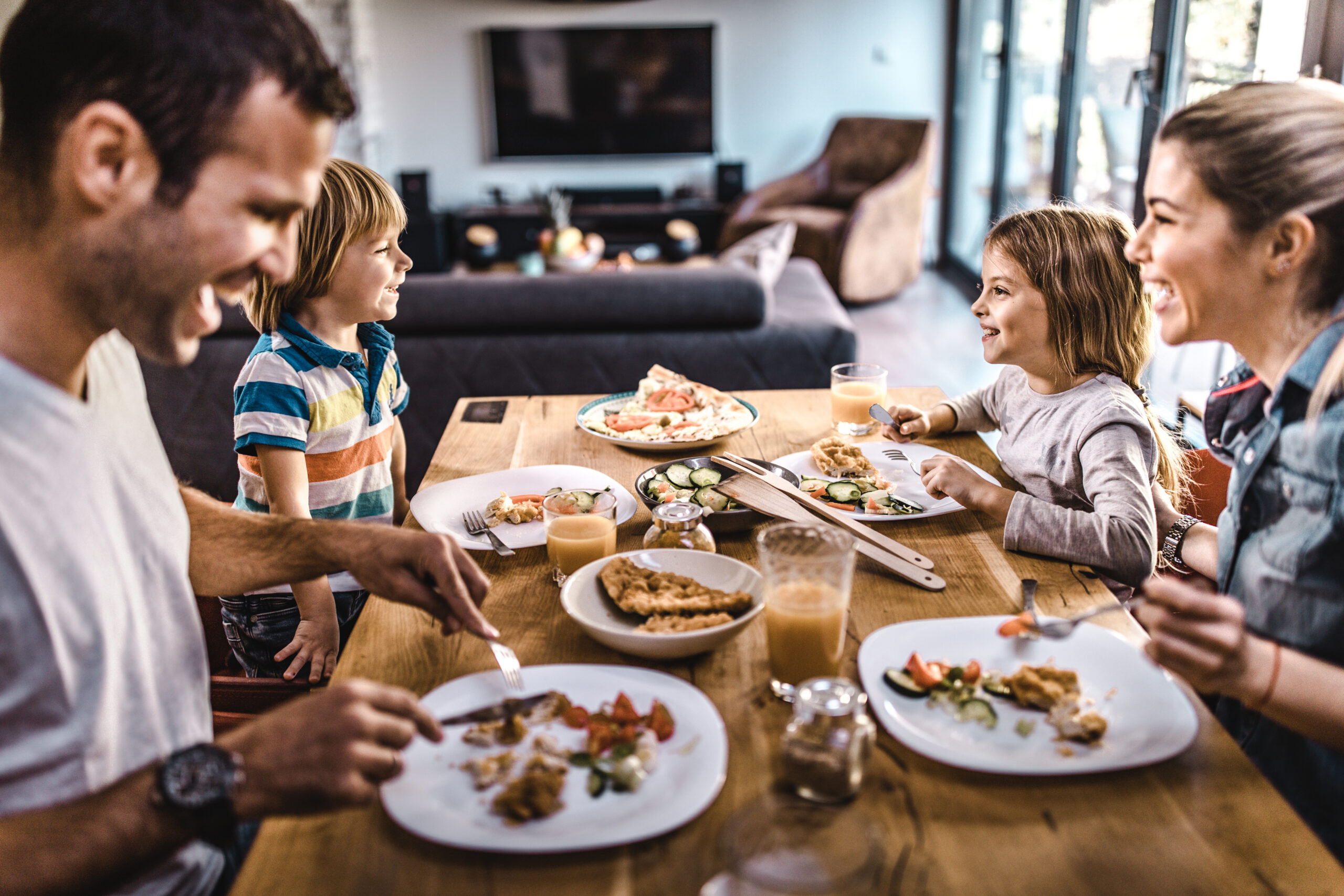 Famille qui mange de bons plats du quotidien faits maisons