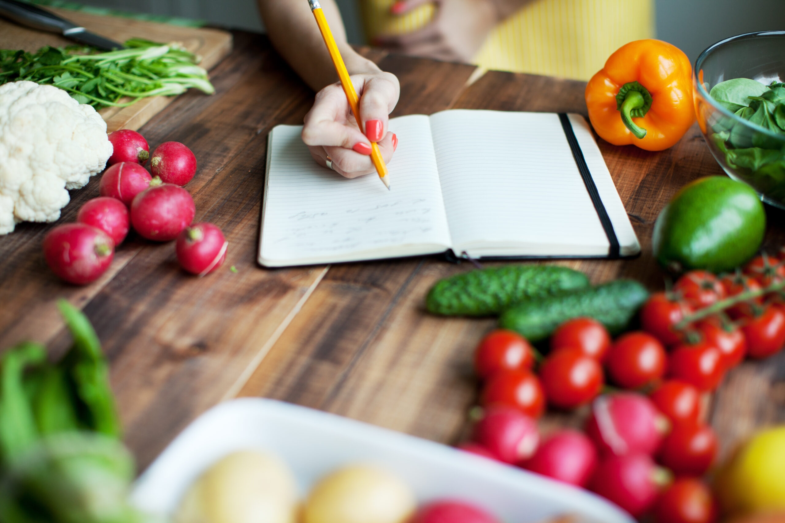 Prise de note du chef cuisinier à domicile qui laisse des consignes pour déguster les recettes faites maison