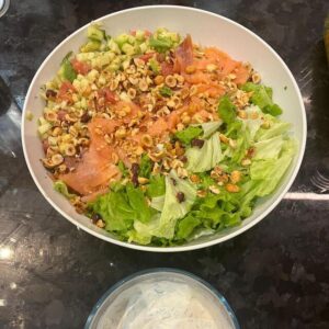 Salade saumon fumé, avocat et noisettes