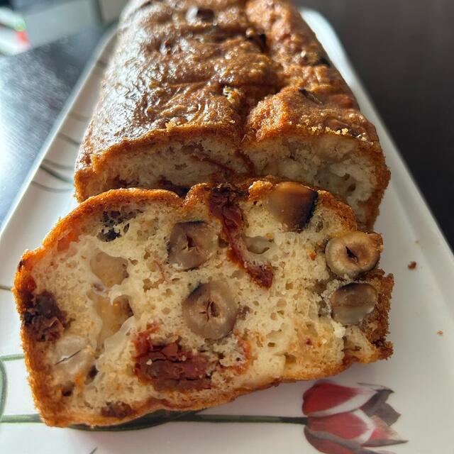Cake aux tomates séchées et noisettes