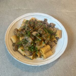 Pâtes crémeuses aux champignons et à la saucisse