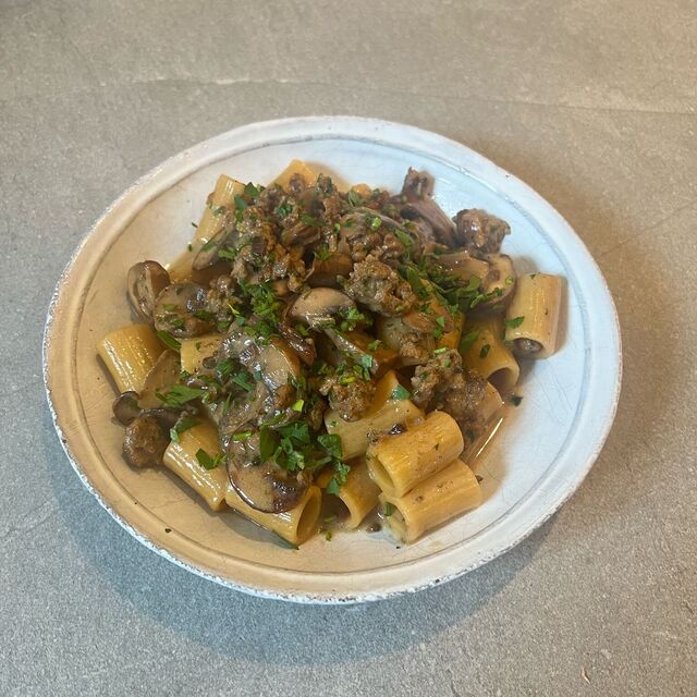 Pâtes crémeuses aux champignons et à la saucisse