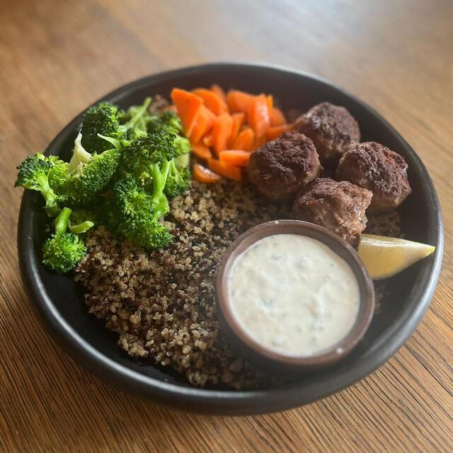 Bowl vitaminé et protéiné quinoa, bœuf, légumes