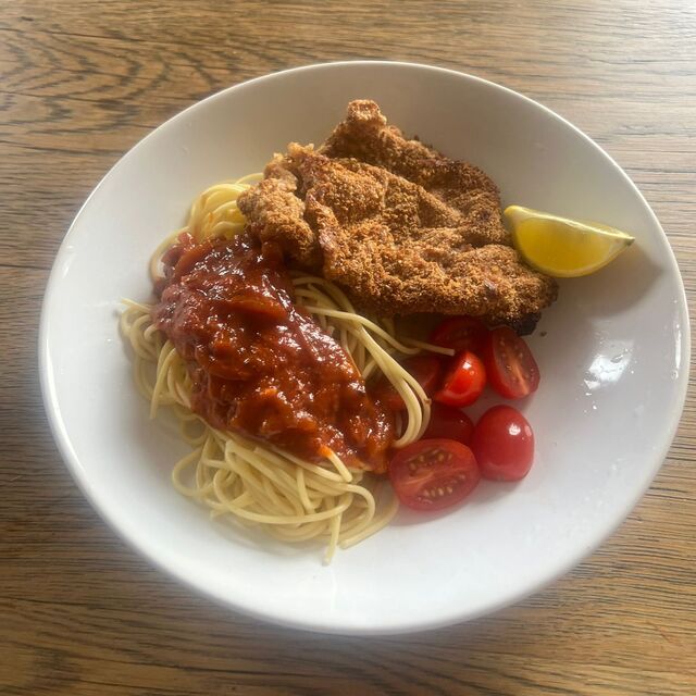 Escalope à la milanaise, spaghettis et sauce tomate