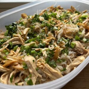 Nouilles sautées au poulet et à l'ail