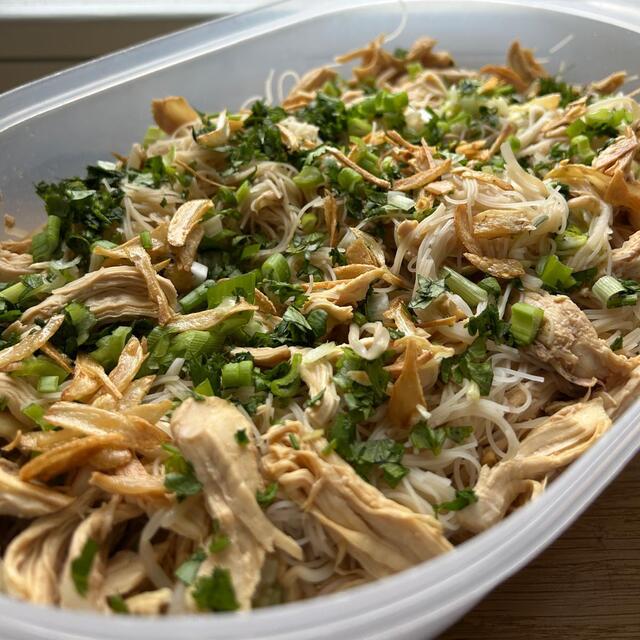 Nouilles sautées au poulet et à l'ail