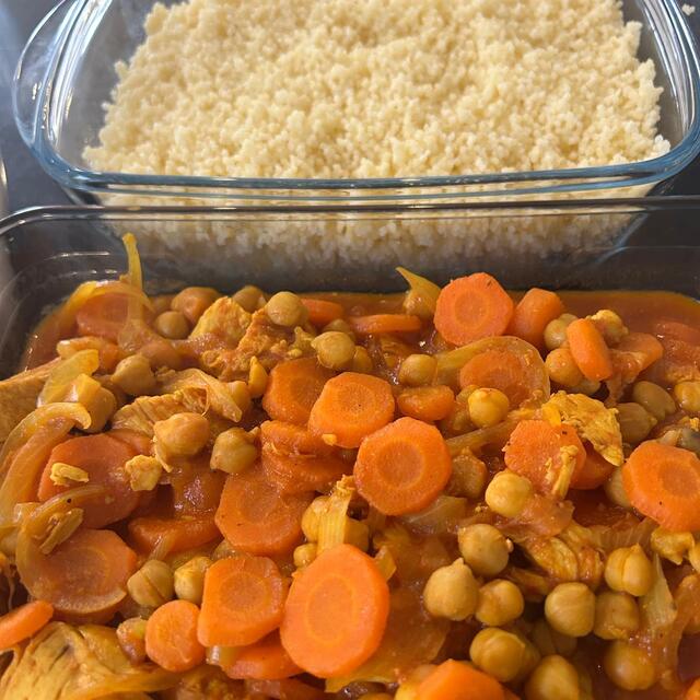 Poulet à l'orientale, carottes, semoule