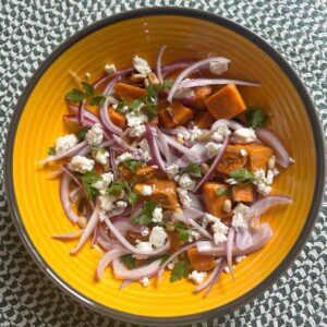 Salade de patates douces, feta, oignon rouge