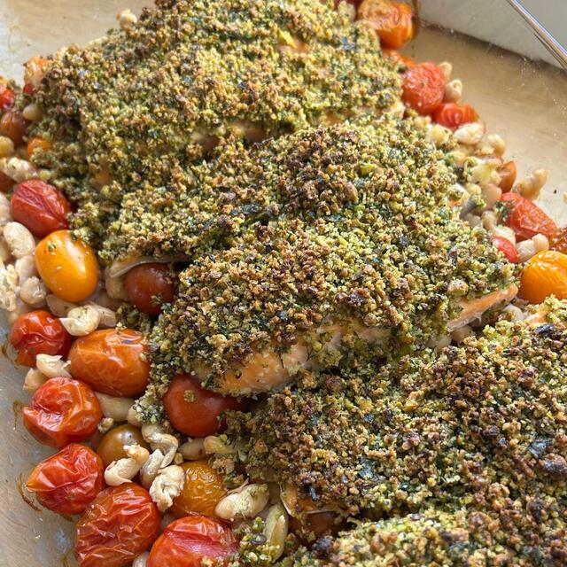 Saumon en croûte de pistache, haricots blancs et tomates cerises
